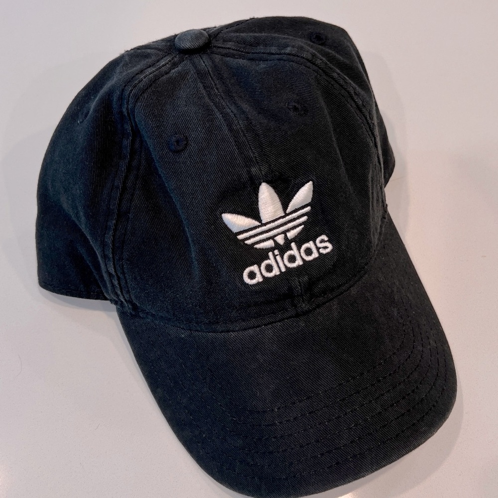 Adidas women’s relaxed strap hat in black
